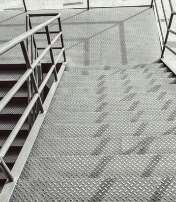 Escalera de chapa lagrimada - Acero Alpha